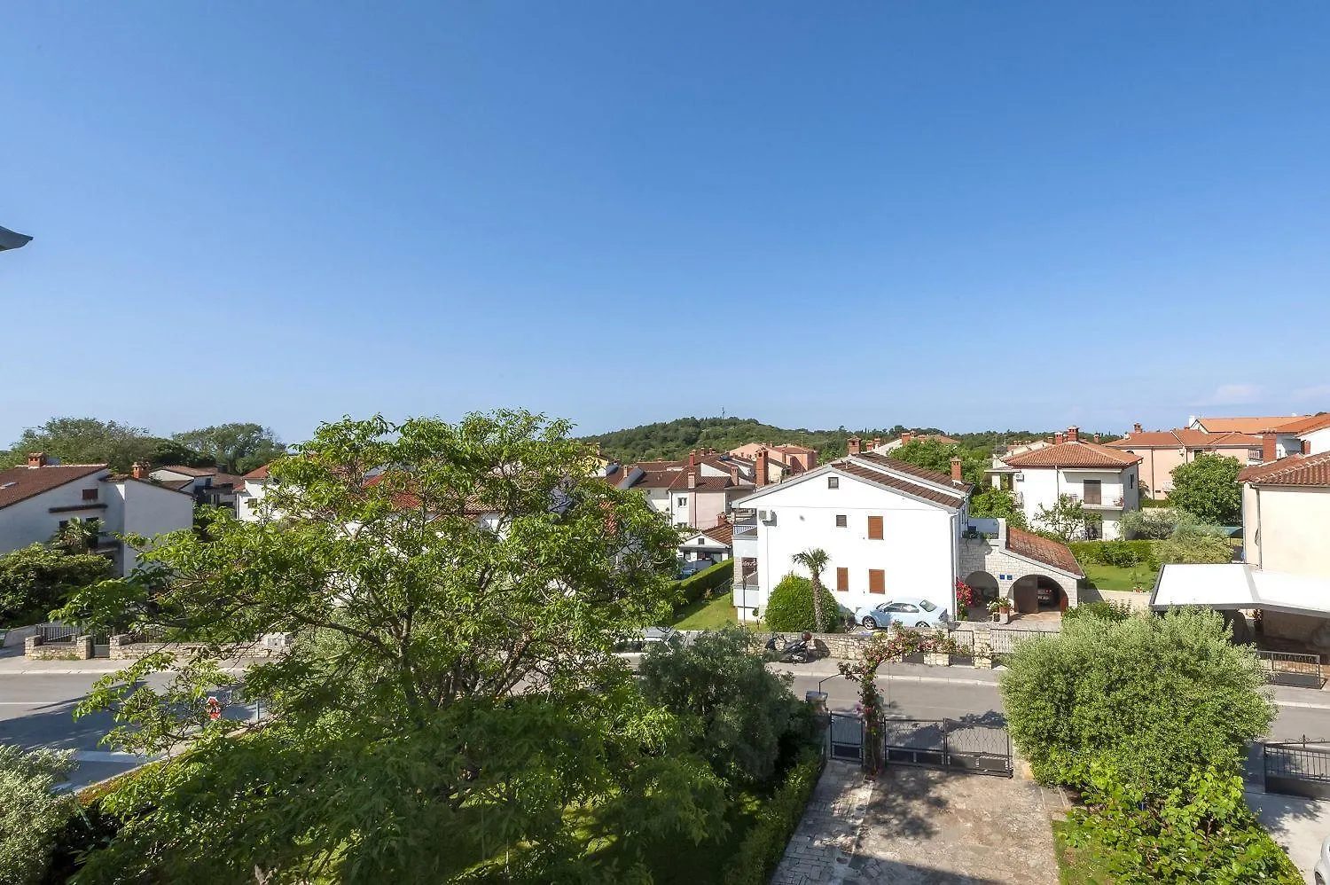 Faszinierendes Apartment Mit Eigener Galerie Und Nur 10 Gehminuten Vom Strand In ロヴィニ