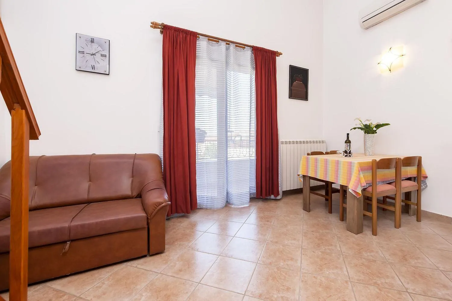 Faszinierendes Apartment Mit Eigener Galerie Und Nur 10 Gehminuten Vom Strand In ロヴィニ