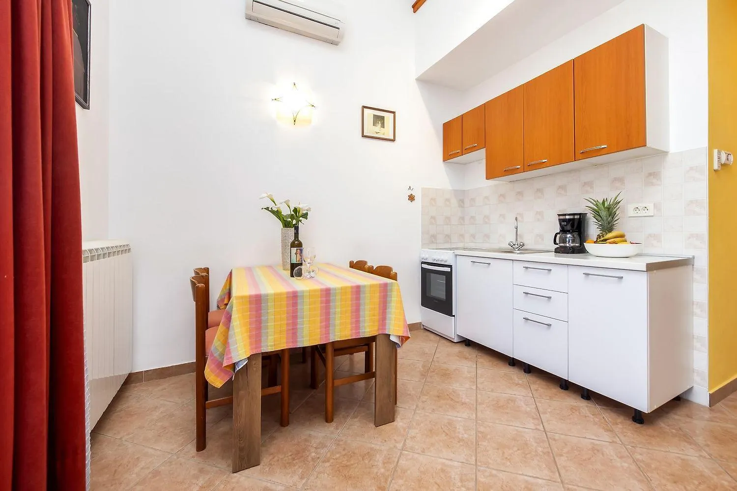 Faszinierendes Apartment Mit Eigener Galerie Und Nur 10 Gehminuten Vom Strand In ロヴィニ