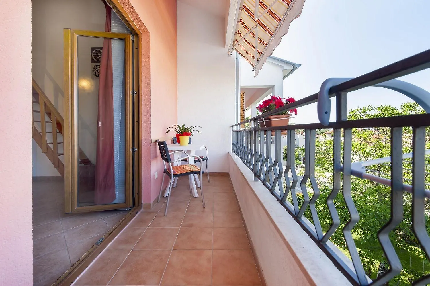 Faszinierendes Apartment Mit Eigener Galerie Und Nur 10 Gehminuten Vom Strand In ロヴィニ