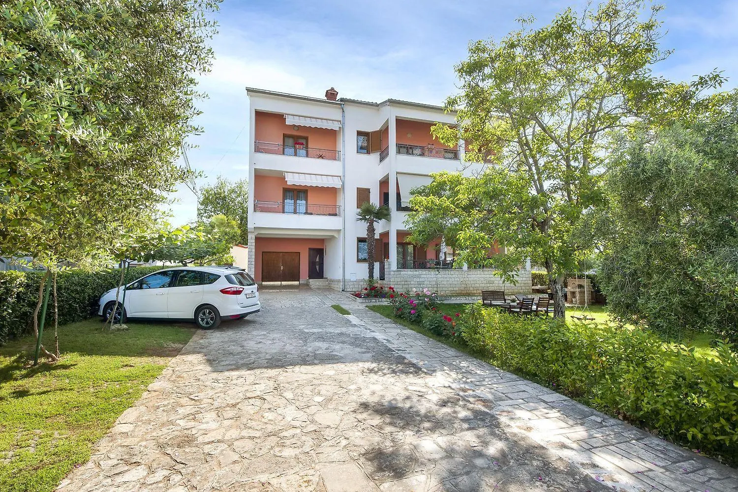 Faszinierendes Apartment Mit Eigener Galerie Und Nur 10 Gehminuten Vom Strand In ロヴィニ クロアチア